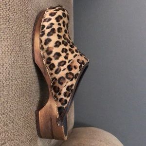 Fur leopard Sanita nursing clogs wooden bottoms